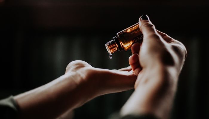 Pelumas Alami vs Pelumas Kimia Mana Lebih Baik