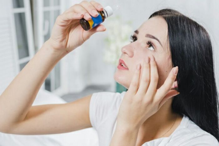 Awas! Bahaya Penggunaan Obat Tetes Mata Secara Sembarangan - VIO ... Fakta Medis: Bahaya Terlalu Sering Menggunakan Obat Tetes Mata