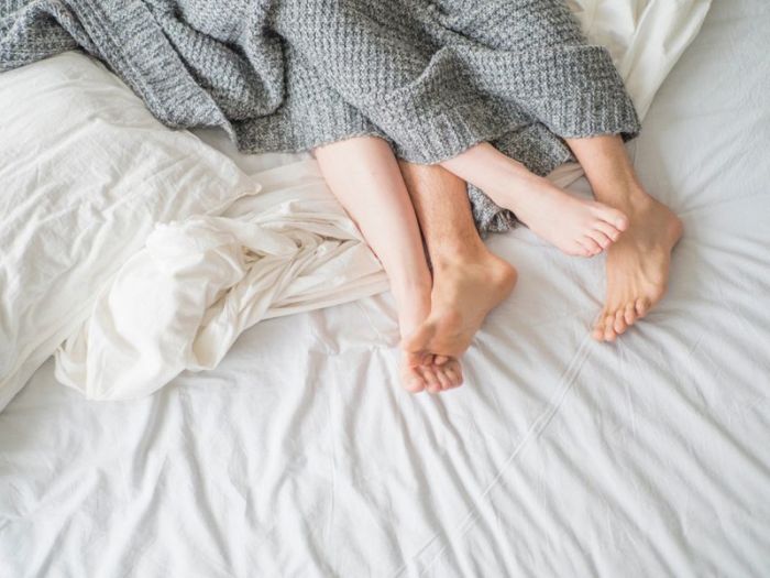 5 Cara Membuat Pasangan Nyaman dalam Menjalin Hubungan Percintaan ... Tips Bercinta Aman dan Nyaman bagi Pasangan Baru