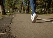 8 Manfaat Jalan Kaki Pagi untuk Kesehatan Jantung, Mental, dan Kontrol Berat Badan