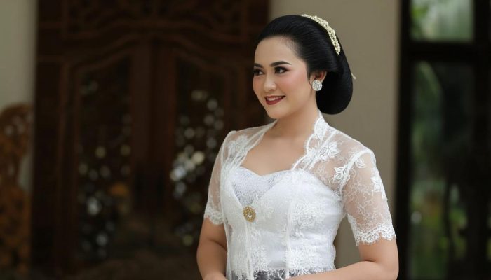 10 Model Kebaya Klasik Lengan Pendek Kombinasi Batik dengan Gaya Modern Anggun