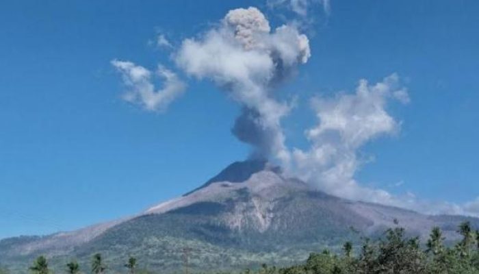 Gunung Lewotobi Laki Laki Erupsi Lagi Kolom Abu Tinggi 2000 Meter Disertai Suara Gemuruh