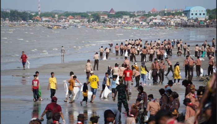 36 Ribu Pramuka Kumpul untuk Bersihkan 80 Pantai di Jawa Timur