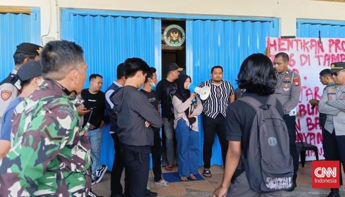 Warga Demo di Makassar Terkait Temuan Belatung di Nampan MBG