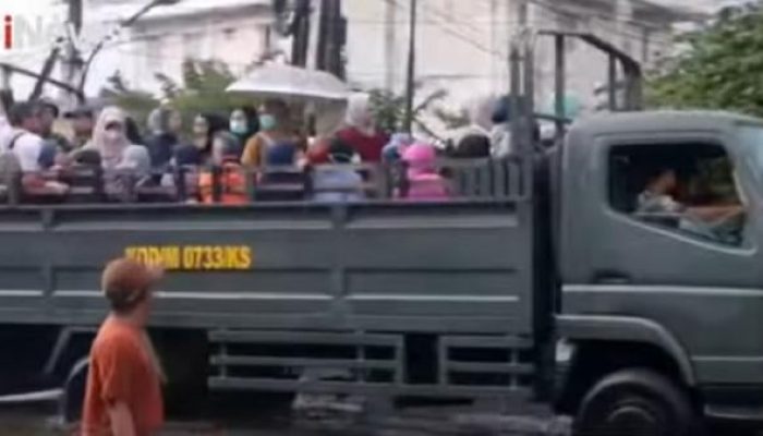 Banjir Setinggi 80 cm Melumpuhkan Pantura Semarang TNI Kerahkan Truk Taktis untuk Bantuan Warga