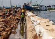 Tanggul Sunda Kelapa Jakarta Jebol Menyebabkan Lalu Lintas Macet