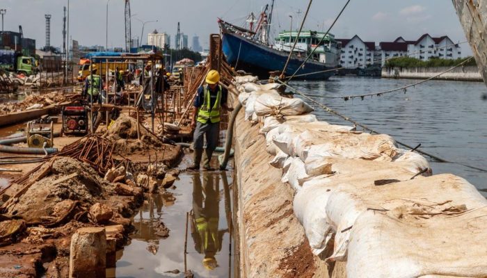 Tanggul Sunda Kelapa Jakarta Jebol Menyebabkan Lalu Lintas Macet
