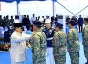 Prabowo Berikan Tanda Kehormatan TNI di KRI Radjiman