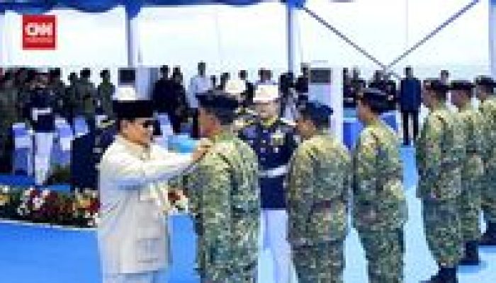 Prabowo Berikan Tanda Kehormatan TNI di KRI Radjiman