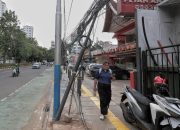 Tiang Miring dan Kabel Semrawut di Tebet
