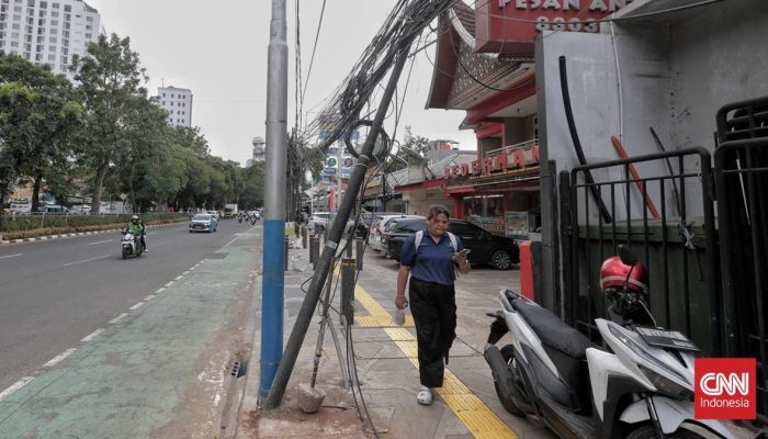 Tiang Miring dan Kabel Semrawut di Tebet