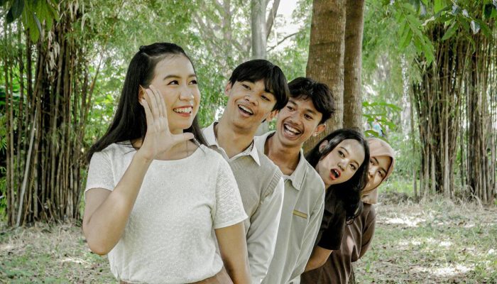 45 Pantun Lucu untuk Teman, Humor Santai Bikin Semakin Dekat