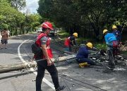 7 Tiang Listrik Jatuh Menimpa 4 Mobil di Makassar, Satu Orang Terluka