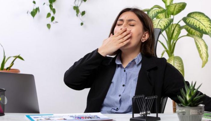 11 Cara Mengatasi Ngantuk Setelah Makan Siang Tanpa Kopi