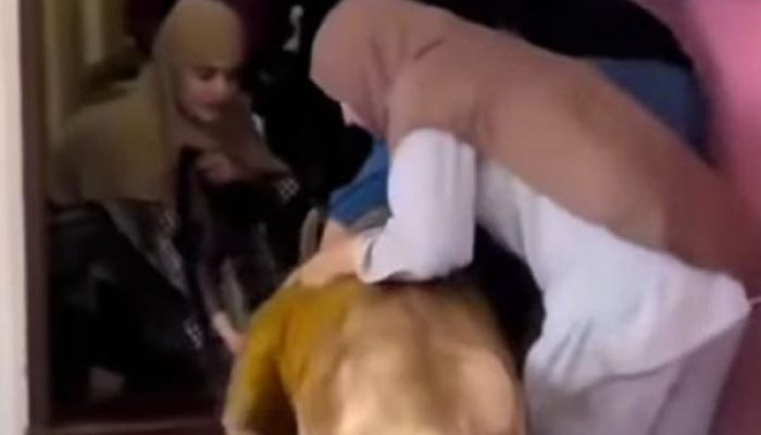 Viral, 2 Muslimah Berhijab Selamatkan Singa di Thailand dari Banjir