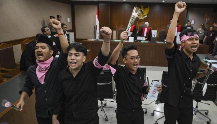 Tertangkapnya Resmob dan Tumpukan Sampah di Tangsel