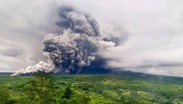 Gunung Semeru Mengalami 83 Kali Gempa Letusan dengan Status Siaga