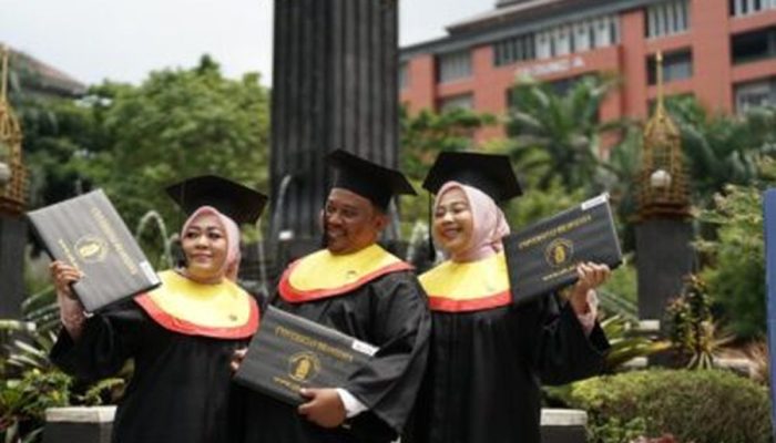 Sekeluarga Lulus Fakultas Hukum Universitas dan Wisuda Bersama