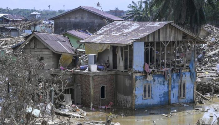 Bantuan Menggunakan Motor Trail Masuk ke Wilayah Terpencil di Aceh