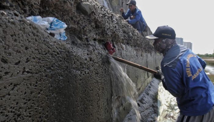 Perbaikan Tanggul Bocor di Muara Baru Jakarta Utara