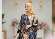 8 Inspirasi Model Batik Wanita Lebaran Terbaru Potongan Simple yang Mewah