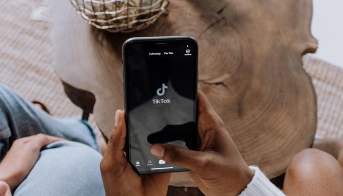 Nonchalant: Asal Usul di Medsos, Contoh Penggunaan, dan Sisi Positif Negatifnya