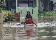 Banjir 2 Meter Melanda Desa Sukamekar Bekasi, Ribuan Warga Mengungsi
