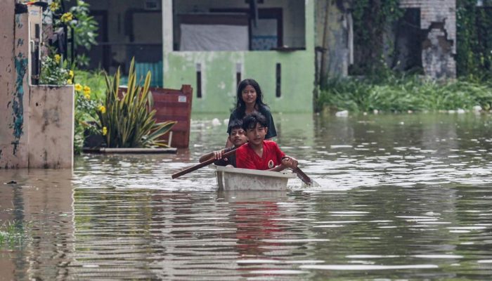 Banjir 2 Meter Melanda Desa Sukamekar Bekasi, Ribuan Warga Mengungsi