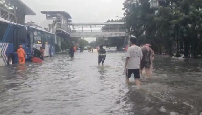 Banjir Tenggelamkan Jalan Mangga Dua Raya, 2 Bus Transjakarta Tersangkut