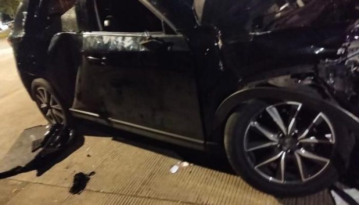 Mobil Seruduk Warga Kabur, Tertabrak Kereta Api di Jakarta Utara