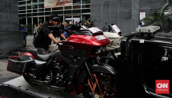 Penampakan Mobil dan Motor Mewah di Sidang Marcella