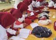 Empat Ruang Kelas Ambruk, Siswa SDN Tlagah 2 Bangkalan Terpaksa Belajar di Rumah Warga
