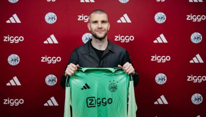 Alasan Ajax Amsterdam Rekrut Maarten Paes Lebih dari Aspek Teknis